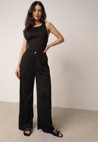 Born2be - Czarne Szerokie Spodnie z Teksturalnej Tkaniny z Ozdobnym Guzikiem Liphia. Okazja: do pracy, na co dzień, na spotkanie biznesowe. Stan: podwyższony. Kolor: czarny. Materiał: tkanina. Długość: długie. Styl: biznesowy, casual #3