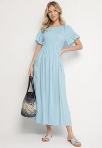 Born2be - Jasnoniebieska Bawełniana Sukienka o Kroju Hiszpanki z Elastyczną Górą Niloviria. Okazja: na co dzień. Typ kołnierza: dekolt hiszpanka. Kolor: niebieski. Materiał: bawełna. Długość rękawa: krótki rękaw. Styl: casual, klasyczny #1