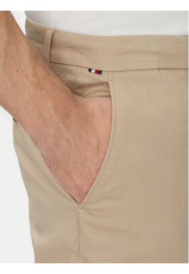 TOMMY HILFIGER - Tommy Hilfiger Chinosy Denton MW0MW37717 Beżowy Slim Fit. Kolor: beżowy. Materiał: bawełna