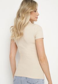 Born2be - Beżowy Bawełniany T-shirt Prążkowany Typu Polo z Guzikami Avelavia. Okazja: na co dzień. Typ kołnierza: polo. Kolor: beżowy. Materiał: bawełna, prążkowany. Styl: klasyczny, casual #3