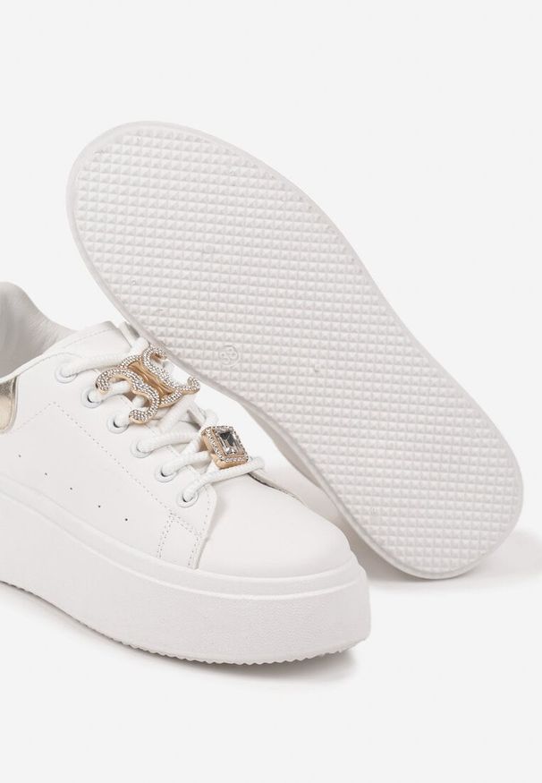 Renee - Biało-Złote Sneakersy na Platformie Ozdobione Cyrkoniami i Aplikacjami na Sznurówkach Arretea. Okazja: na co dzień. Nosek buta: okrągły. Zapięcie: sznurówki. Kolor: biały. Materiał: jeans, materiał. Wzór: aplikacja. Obcas: na platformie. Wysokość obcasa: niski