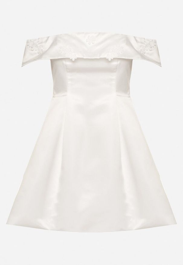 Born2be - Biała Satynowa Sukienka Hiszpanka Vices z Kwiatowymi Aplikacjami Fennalisa. Okazja: na wesele, na imprezę, na ślub cywilny. Typ kołnierza: dekolt hiszpanka. Kolor: biały. Materiał: satyna. Wzór: kwiaty, aplikacja. Sezon: lato