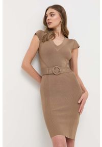 Marciano Guess sukienka kolor brązowy mini dopasowana. Kolor: brązowy. Materiał: dzianina, prążkowany. Długość rękawa: krótki rękaw. Typ sukienki: dopasowane. Długość: mini #1