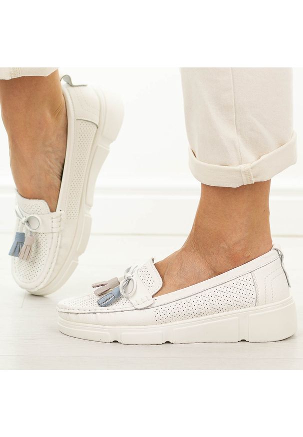 Białe skórzane mokasyny damskie Vinceza 88041. Okazja: na spacer, na co dzień. Nosek buta: okrągły. Kolor: biały. Materiał: skóra. Szerokość cholewki: normalna. Wzór: ażurowy. Sezon: wiosna, jesień, lato. Styl: casual, elegancki, klasyczny