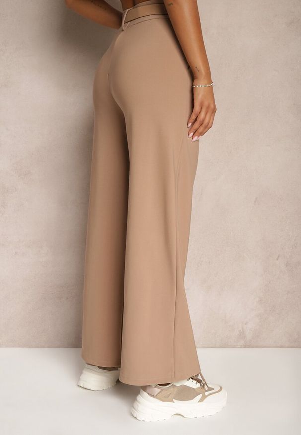 Renee - Ciemnobeżowe Garniturowe Spodnie High Waist z Gumką i Dodatkowym Paskiem w Talii Mattine. Stan: podwyższony. Kolor: beżowy. Materiał: dzianina