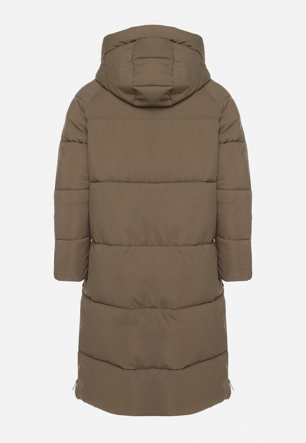Born2be - Ciemnobeżowa Pikowana Kurtka Zimowa z Kapturem i Bocznymi Suwakami Falossea. Okazja: na co dzień. Typ kołnierza: kaptur. Kolekcja: plus size. Kolor: beżowy. Materiał: jeans, poliester, dzianina. Sezon: zima. Styl: klasyczny, casual