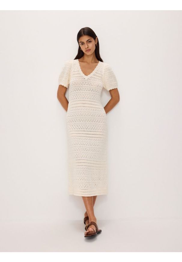Reserved - Ażurowa sukienka midi - kremowy. Kolor: kremowy. Materiał: bawełna, dzianina. Wzór: ażurowy. Długość: midi
