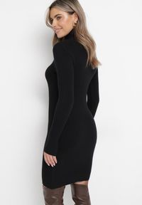 Born2be - Czarna Dopasowana Sukienka Mini z Prążkowanej Dzianiny i Golfem Helmine. Typ kołnierza: golf. Kolor: czarny. Materiał: dzianina, prążkowany. Długość rękawa: długi rękaw. Długość: mini #2