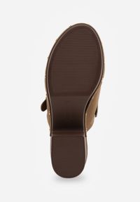 Born2be - Zielone Klapki Chodaki na Słupku z Imitacji Drewna Zdobione Nitami i Sprzączką Salona. Okazja: na co dzień. Kolor: zielony. Materiał: zamsz. Wzór: aplikacja. Sezon: lato. Obcas: na słupku. Styl: boho, wakacyjny, casual, klasyczny. Wysokość obcasa: średni #2