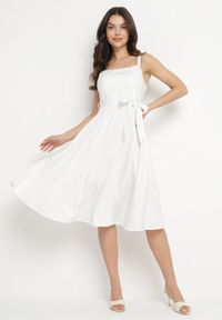 Born2be - Biała Sukienka z Wiskozą ze Wzorem Pasków Dolereia. Okazja: na co dzień. Kolor: biały. Materiał: wiskoza. Długość rękawa: na ramiączkach. Styl: klasyczny, casual. Długość: midi #3