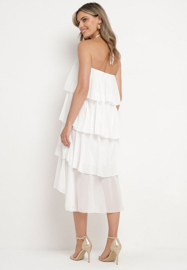 Born2be - Biała Sukienka z Falbanami Wiązana na Szyi z Broszką Kwiatem Tinallena. Okazja: na co dzień. Kolor: biały. Wzór: kwiaty. Styl: casual