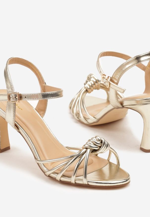 Renee - Złote Sandały na Słupku Vices Ozdobione Supełkiem Filarina. Okazja: na co dzień. Kolor: złoty. Wzór: aplikacja. Sezon: lato. Obcas: na słupku. Styl: klasyczny, casual, elegancki