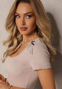 Renee - Beżowa Prążkowana Bluzka z Bawełny z Krótkim Rękawem i Metalicznymi Frędzlami Nadirra. Kolor: beżowy. Materiał: bawełna, prążkowany. Długość rękawa: krótki rękaw. Długość: krótkie