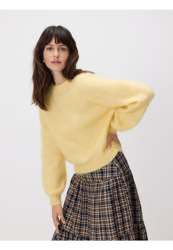 Reserved - Sweter z moherem - jasnożółty. Kolor: żółty. Materiał: moher