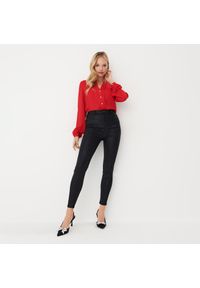 Mohito - Woskowane spodnie skinny - Czarny. Kolor: czarny