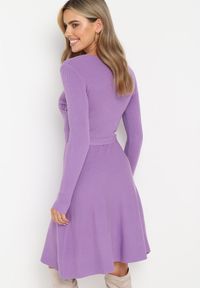 Born2be - Jasnofioletowa Sweterkowa Sukienka Rozkloszowana z Wiązanym Paskiem Florentame. Kolor: fioletowy. Materiał: materiał. Typ sukienki: rozkloszowane, kopertowe. Długość: midi #4