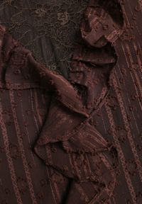 Born2be - Brązowa Bluzka Zdobiona Koronką Falbankami i Metaliczną Nicią Feralea. Okazja: na co dzień, na spotkanie biznesowe, do pracy. Typ kołnierza: kołnierz z falbankami. Kolor: brązowy. Materiał: koronka. Wzór: aplikacja, koronka. Styl: casual, biznesowy, elegancki #4