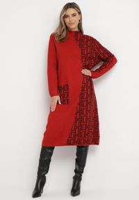 Born2be - Czerwona Sweterkowa Sukienka Midi z Asymetrycznym Wzorem i Kieszenią Chantila. Kolor: czerwony. Długość rękawa: długi rękaw. Wzór: aplikacja. Typ sukienki: asymetryczne. Długość: midi #3