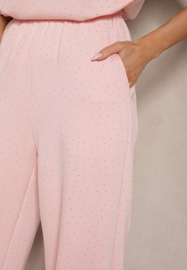 Renee - Różowe Spodnie z Wiskozą o Szerokim Kroju z Cyrkoniami Zeleria. Okazja: na co dzień. Kolor: różowy. Materiał: wiskoza. Styl: casual, elegancki