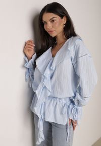 Born2be - Niebieska Bawełniana Bluzka w Romantycznym Stylu z Falbankami i Wiązaniem Cezarina. Okazja: na co dzień, na spotkanie biznesowe, do pracy. Typ kołnierza: kołnierz z falbankami. Kolor: niebieski. Materiał: bawełna. Styl: casual, biznesowy, elegancki #7