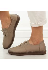 POTOCKI - Khaki skórzane półbuty damskie Potocki 15315. Okazja: na co dzień, na spacer. Nosek buta: okrągły. Zapięcie: bez zapięcia. Kolor: brązowy. Materiał: skóra. Szerokość cholewki: normalna. Sezon: wiosna, lato, jesień. Styl: casual, klasyczny, elegancki #1