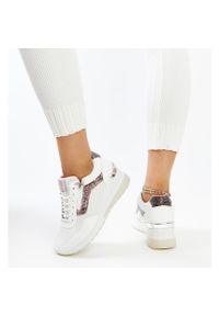 Białe sneakersy damskie na koturnie Cross Jeans. Okazja: na co dzień. Nosek buta: okrągły. Kolor: biały. Materiał: guma. Obcas: na koturnie #3