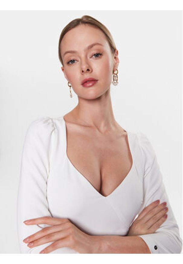 Nissa Sukienka codzienna RZ13994 Biały Slim Fit. Okazja: na co dzień. Kolor: biały. Materiał: syntetyk. Typ sukienki: proste. Styl: casual