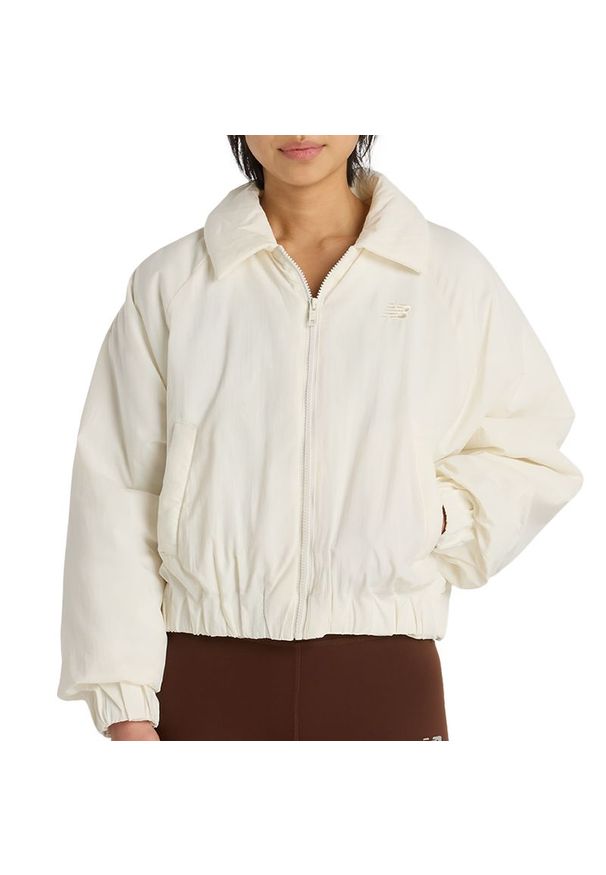 Kurtka damska New Balance WJ61D8YXSST - beżowa. Kolor: beżowy. Materiał: materiał, nylon. Sezon: wiosna, jesień. Styl: sportowy