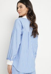 Born2be - Niebieska Koszula w Paski o Kroju Oversize z Kontrastującymi Wstawkami Menestra. Okazja: na co dzień. Typ kołnierza: kołnierzyk klasyczny. Kolor: niebieski. Materiał: jeans. Długość rękawa: długi rękaw. Długość: długie. Wzór: paski. Styl: klasyczny, elegancki, casual #3
