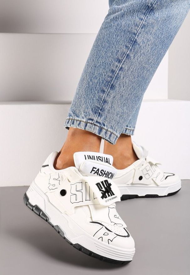 Born2be - Białe Płaskie Sznurowane Sneakersy z Napisami Friefra. Nosek buta: okrągły. Zapięcie: sznurówki. Kolor: biały. Materiał: materiał. Wzór: napisy. Obcas: na obcasie. Wysokość obcasa: niski