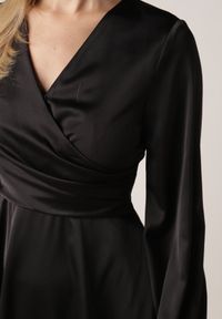 Born2be - Czarna Satynowa Sukienka VICES z Bawełny o Kopertowym Kroju Glanita. Okazja: na co dzień. Kolor: czarny. Materiał: satyna, bawełna. Typ sukienki: kopertowe. Styl: casual, klasyczny #5