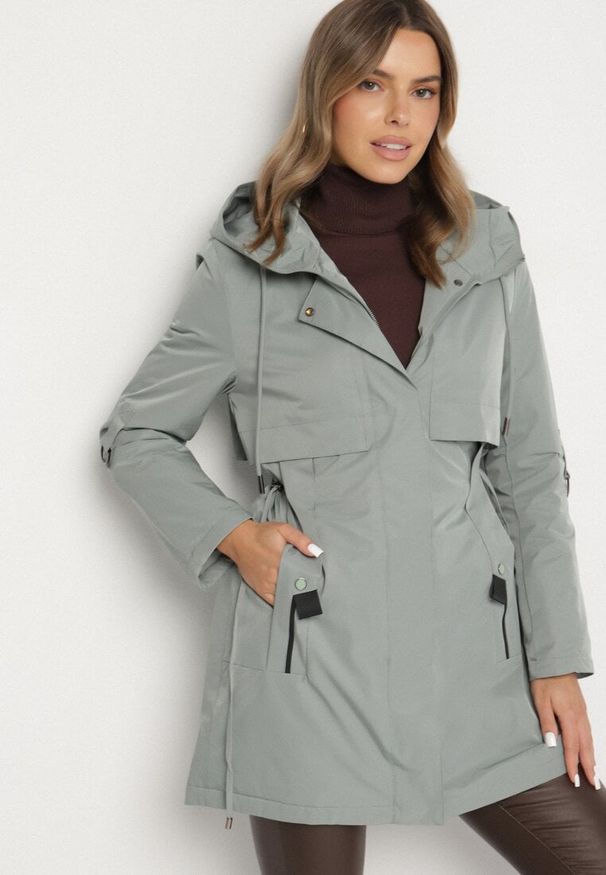 Born2be - Zielona Klasyczna Kurtka Parka z Kapturem i Ściągaczem w Talii Tulasira. Okazja: na co dzień. Typ kołnierza: kaptur. Kolor: zielony. Materiał: jeans. Styl: klasyczny