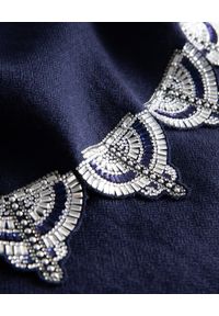 JANAVI INDIA - Granatowy kaszmirowy szal z biżuteryjnym wykończeniem. Kolor: niebieski. Materiał: kaszmir. Styl: elegancki