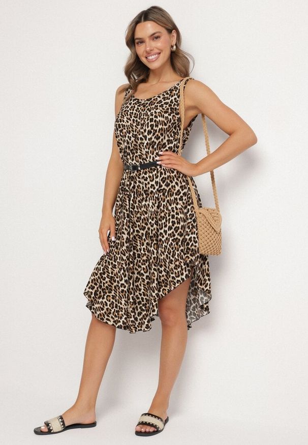 Born2be - Ciemnobeżowa Rozkloszowana Sukienka z Bawełny w Panterkę Natiloria. Okazja: na co dzień. Kolor: beżowy. Materiał: bawełna. Długość rękawa: długi rękaw. Wzór: motyw zwierzęcy. Styl: casual, elegancki