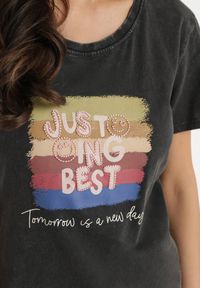Born2be - Czarny Bawełniany T-shirt Ozdobiony Nadrukiem Alonera. Okazja: na co dzień, na spacer. Kolor: czarny. Materiał: bawełna. Wzór: aplikacja, nadruk. Styl: casual #5