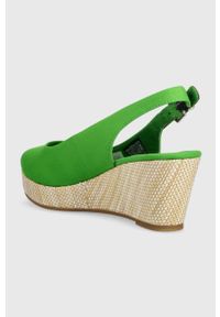 TOMMY HILFIGER - Tommy Hilfiger sandały damskie kolor zielony na koturnie. Nosek buta: okrągły. Zapięcie: klamry. Kolor: zielony. Obcas: na koturnie #4