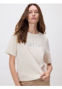 Reserved - T-shirt z haftowanym napisem - beżowy. Kolor: beżowy. Materiał: bawełna, dzianina. Wzór: haft, napisy