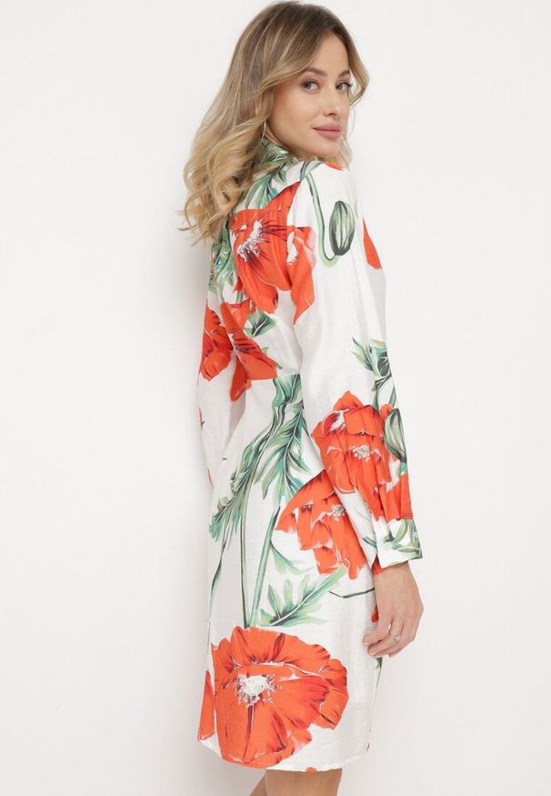 Born2be - Biało-Czerwona Kopertowa Sukienka w Kwiaty z Wiązaniem w Pasie i Długim Rękawem Iarneli. Okazja: na co dzień, na spotkanie biznesowe. Kolor: biały. Długość rękawa: długi rękaw. Wzór: kwiaty. Typ sukienki: kopertowe. Styl: casual, biznesowy, elegancki
