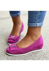 Fuksjowe ażurowe czółenka damskie na koturnie M.Daszyński Sa199-6. Nosek buta: okrągły. Zapięcie: bez zapięcia. Kolor: różowy. Szerokość cholewki: normalna. Wzór: ażurowy. Materiał: zamsz. Sezon: jesień, wiosna, lato. Obcas: na koturnie. Styl: klasyczny, elegancki #1