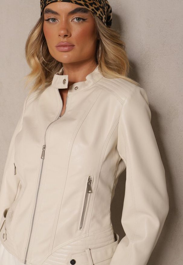 Renee - Jasnobeżowa Kurtka w Stylu Ramoneski Ozdobiona Tłoczeniem i Paskami Mirizola. Okazja: na co dzień. Kolor: beżowy. Materiał: jeans. Wzór: aplikacja. Styl: rockowy, casual, elegancki, wizytowy