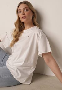 Born2be - Biały Bawełniany T-shirt z Serduszkiem i Ozdobnymi Łańcuszkami Jynorin. Okazja: do pracy, na co dzień. Kolor: biały. Materiał: bawełna. Wzór: aplikacja. Styl: elegancki, klasyczny, casual #7