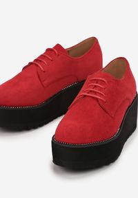 Born2be - Czerwone Półbuty ereros. Nosek buta: okrągły. Kolor: czerwony. Szerokość cholewki: normalna. Wzór: aplikacja. Obcas: na platformie. Styl: klasyczny #2