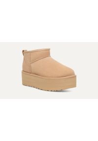 Ugg - Buty zimowe damskie UGG W CLASSIC ULTRA MINI PLATFORM. Okazja: na co dzień. Kolor: beżowy. Materiał: lyocell, poliester, materiał, zamsz, wełna. Szerokość cholewki: normalna. Wzór: aplikacja. Sezon: zima. Obcas: na platformie. Styl: klasyczny, casual