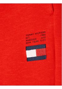 TOMMY HILFIGER - Tommy Hilfiger Spodnie dresowe Flag KB0KB07978 D Czerwony Regular Fit. Kolor: czerwony. Materiał: bawełna