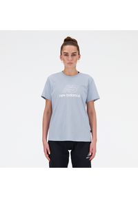 Koszulka damska New Balance WT41816LAY – niebieska. Kolor: niebieski. Materiał: bawełna. Długość rękawa: krótki rękaw. Długość: krótkie. Wzór: napisy