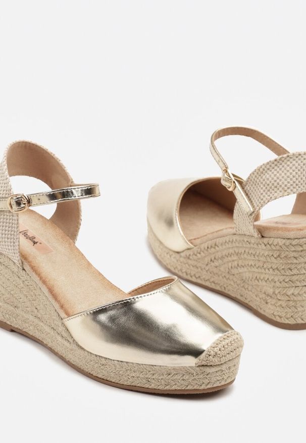 Born2be - Złote Sandały Espadryle na Plecionym Koturnie Nilivian. Okazja: na co dzień. Zapięcie: pasek. Kolor: złoty. Sezon: lato. Obcas: na koturnie. Styl: elegancki, casual