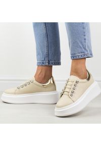 Beżowe skórzane sneakersy damskie DiA 628. Okazja: na co dzień. Kolor: beżowy. Materiał: skóra. Szerokość cholewki: normalna. Sezon: wiosna, jesień, lato. Obcas: na platformie