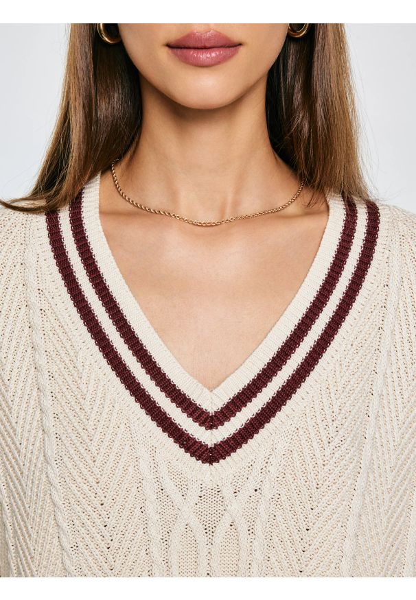 Big-Star - Sweter damski z wiskozy z dekoltem v-neck kremowy Cyntylia 102. Kolor: kremowy. Materiał: wiskoza. Wzór: ze splotem. Styl: klasyczny