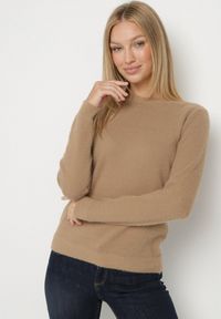 Born2be - Ciemnobeżowy Sweter z Wełną w Klasycznym Stylu Firrive. Okazja: na co dzień. Kolor: beżowy. Materiał: wełna. Styl: klasyczny