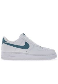 Buty męskie Nike Air Force 1 '07 FJ4146-114 - białe. Kolor: biały. Materiał: guma, skóra. Szerokość cholewki: normalna. Sezon: lato. Model: Nike Air Force. Sport: koszykówka